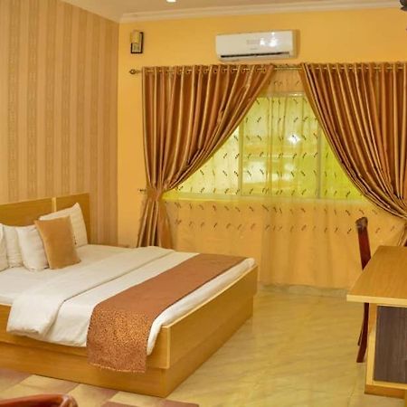 Fawzy Hotel Ибадан Экстерьер фото