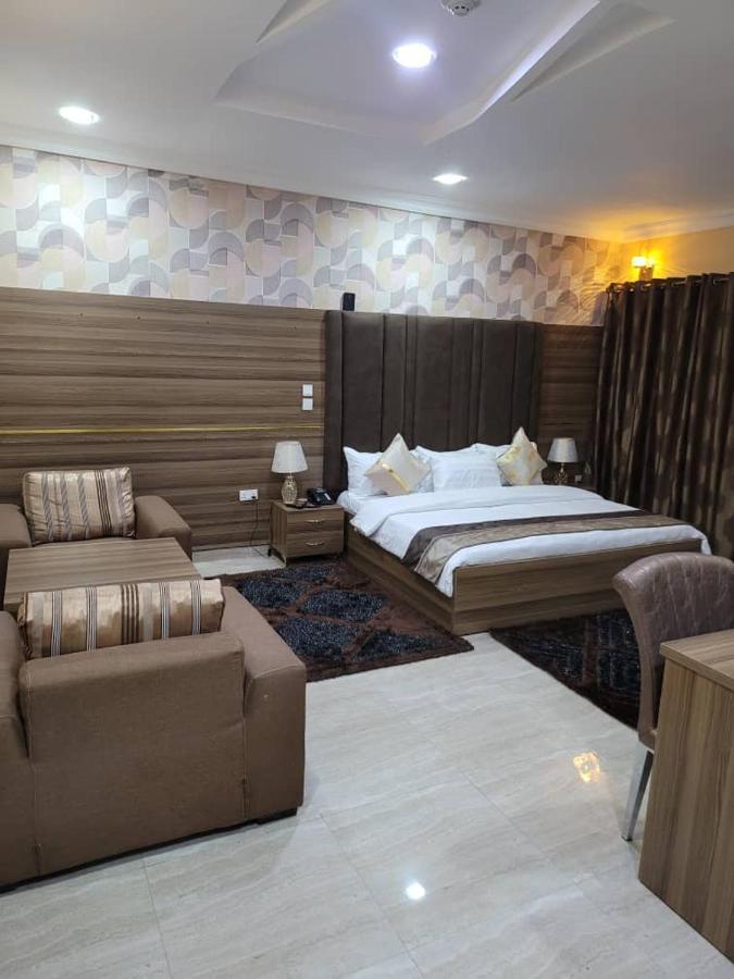 Fawzy Hotel Ибадан Экстерьер фото