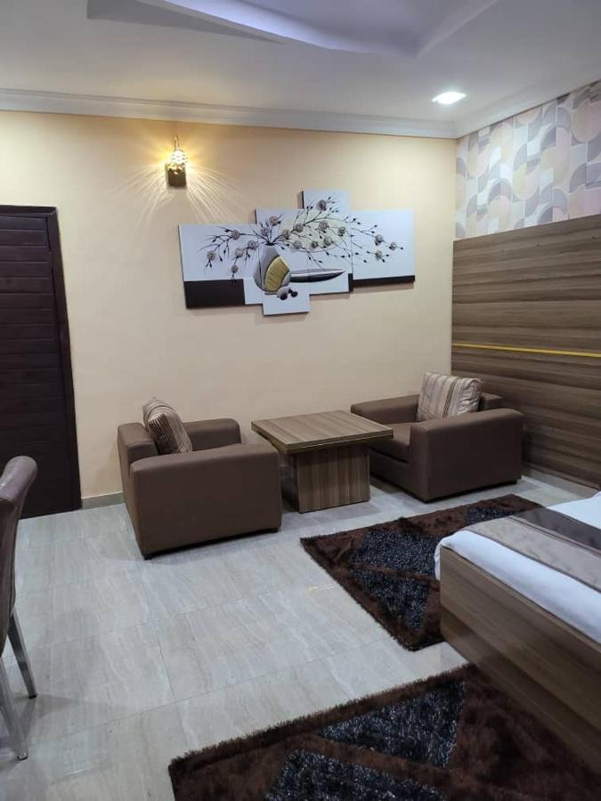 Fawzy Hotel Ибадан Экстерьер фото