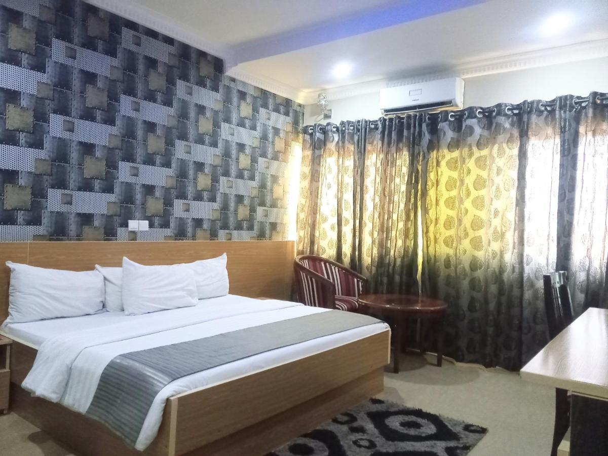 Fawzy Hotel Ибадан Экстерьер фото