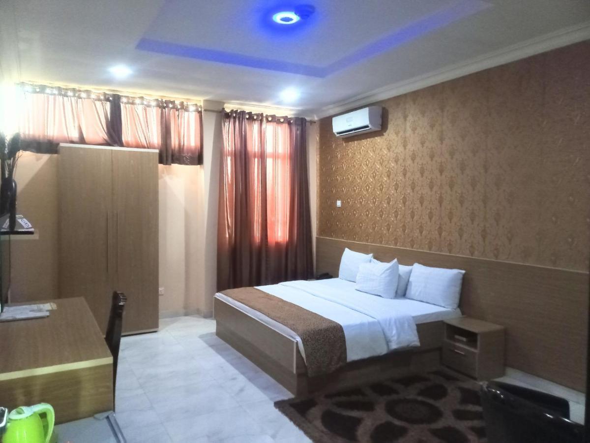 Fawzy Hotel Ибадан Экстерьер фото