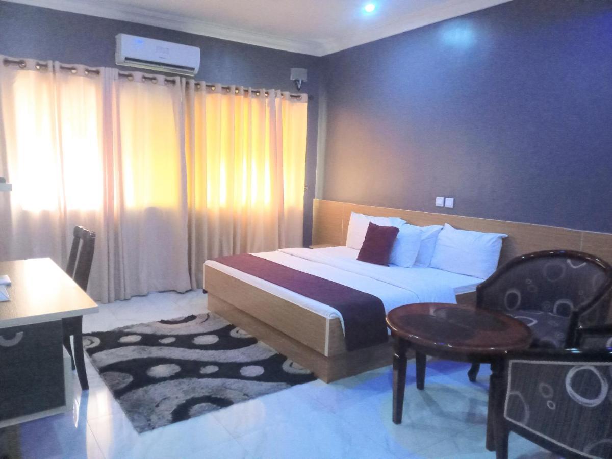 Fawzy Hotel Ибадан Экстерьер фото