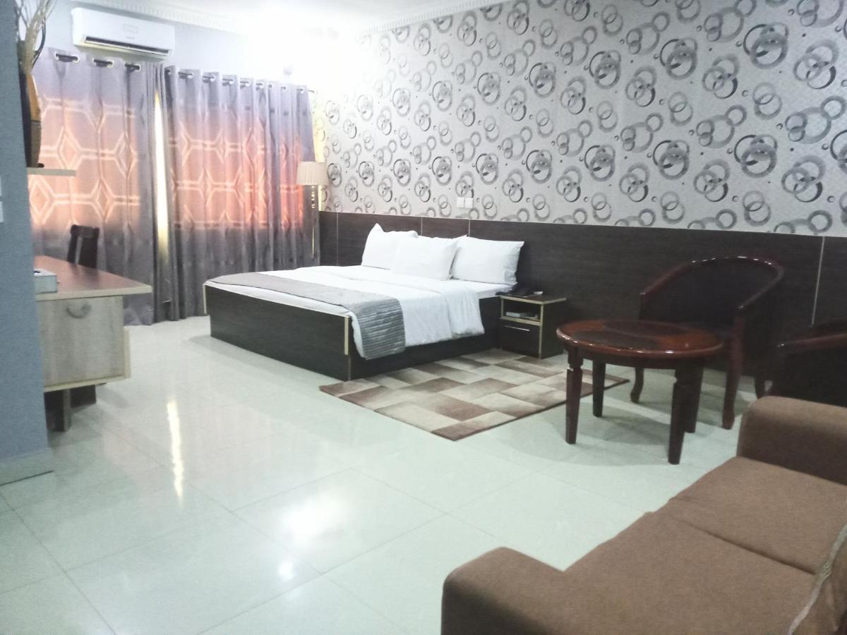Fawzy Hotel Ибадан Экстерьер фото