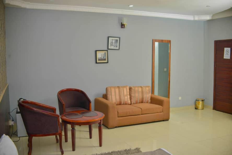 Fawzy Hotel Ибадан Экстерьер фото