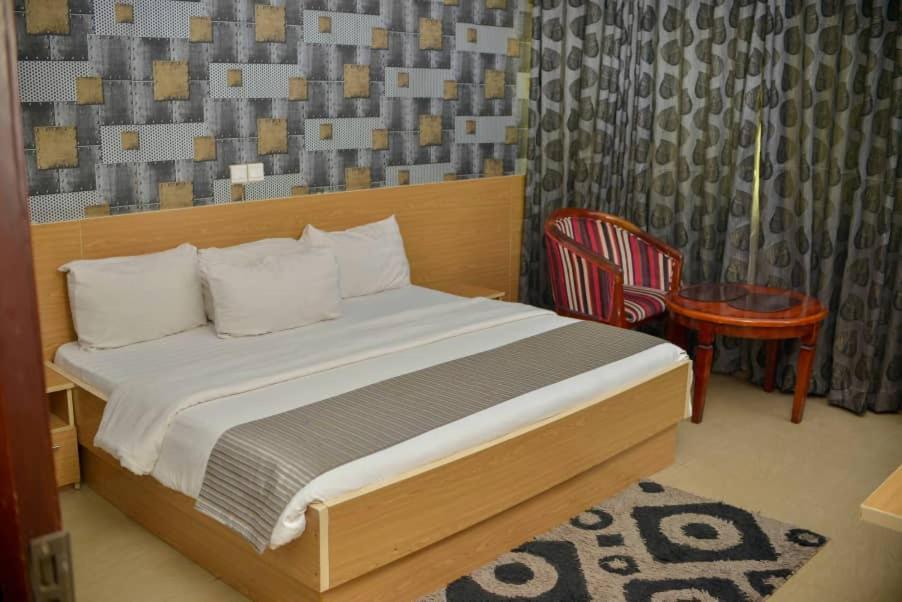 Fawzy Hotel Ибадан Экстерьер фото