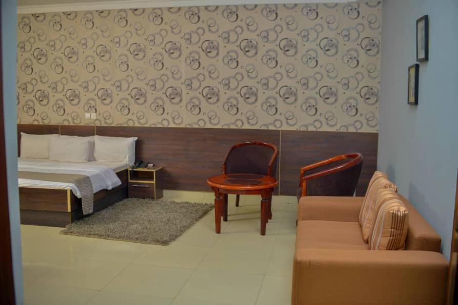 Fawzy Hotel Ибадан Экстерьер фото