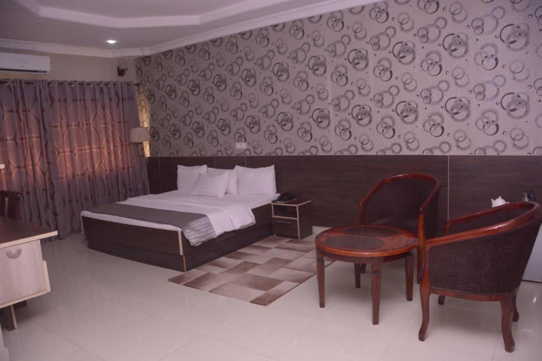 Fawzy Hotel Ибадан Экстерьер фото